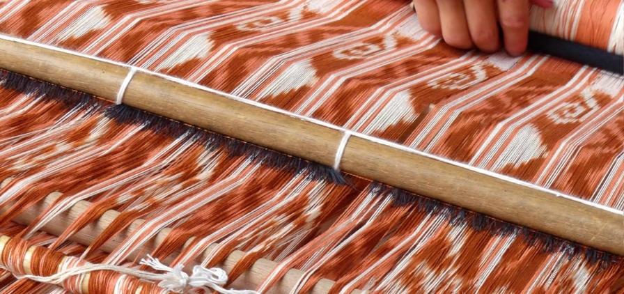 Photographie illustrant la technique de tissage Ikat