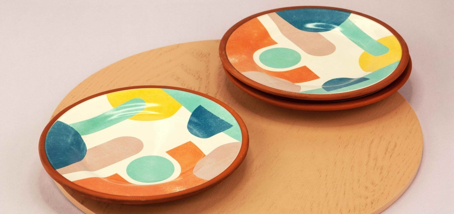 assiettes décorées de motifs géométriques colorés et tendances