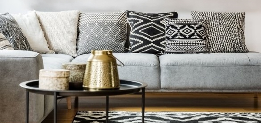 Photo de coussins avec des motifs ethniques géométriques noir et blanc de style ikat