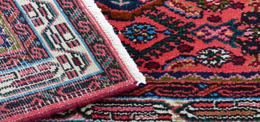 Photo d’un tapis avec des motifs ethniques persans