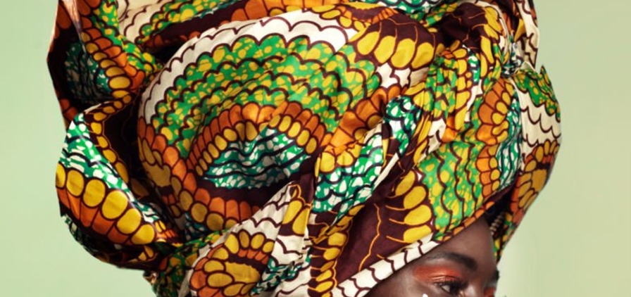 Photo d'une coiffe de femme avec des motifs ethniques africains