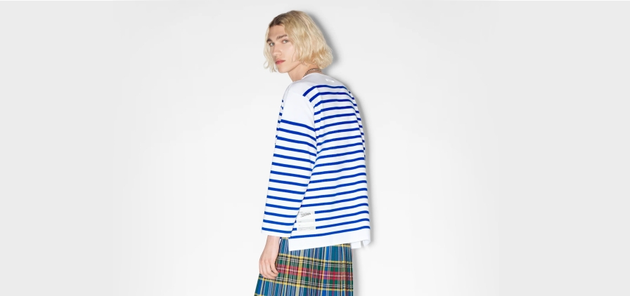 Photo d’un mannequin avec la traditionnelle marinière à rayures par Jean Paul Gaultier
