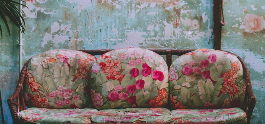 motif floral tendance bohème et rétro pour habiller vos coussins et sofas en rotin
