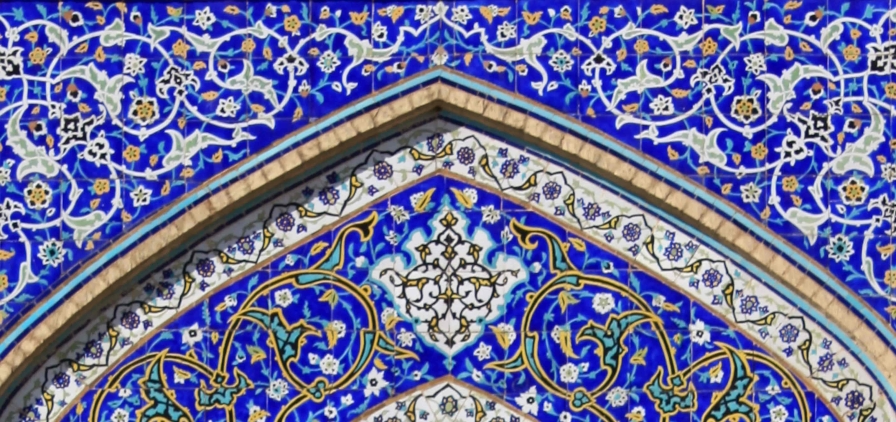 Photographie illustrant un motif arabesque traditionnel de l'art islamique