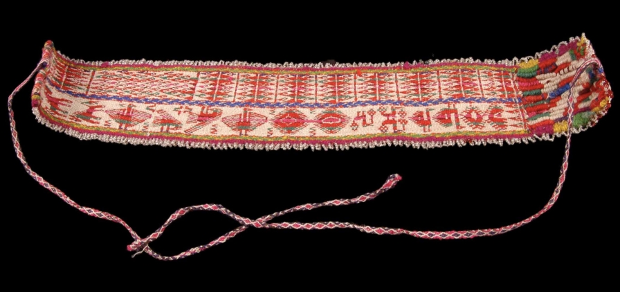 Photographie illustrant un bandeau de tête aux motif textile des arts de la région des Andes